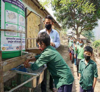 साबुन र पानीसँग नियमित खेल्छन् विद्यार्थी !