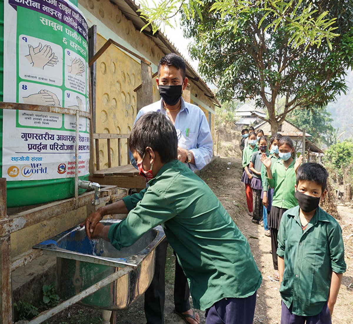 साबुन र पानीसँग नियमित खेल्छन् विद्यार्थी !