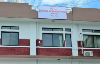 सकियो कांग्रेस र माओवादीको बैठक, अविश्वास प्रस्तावको लागि हस्ताक्षर संकलन गर्दै 