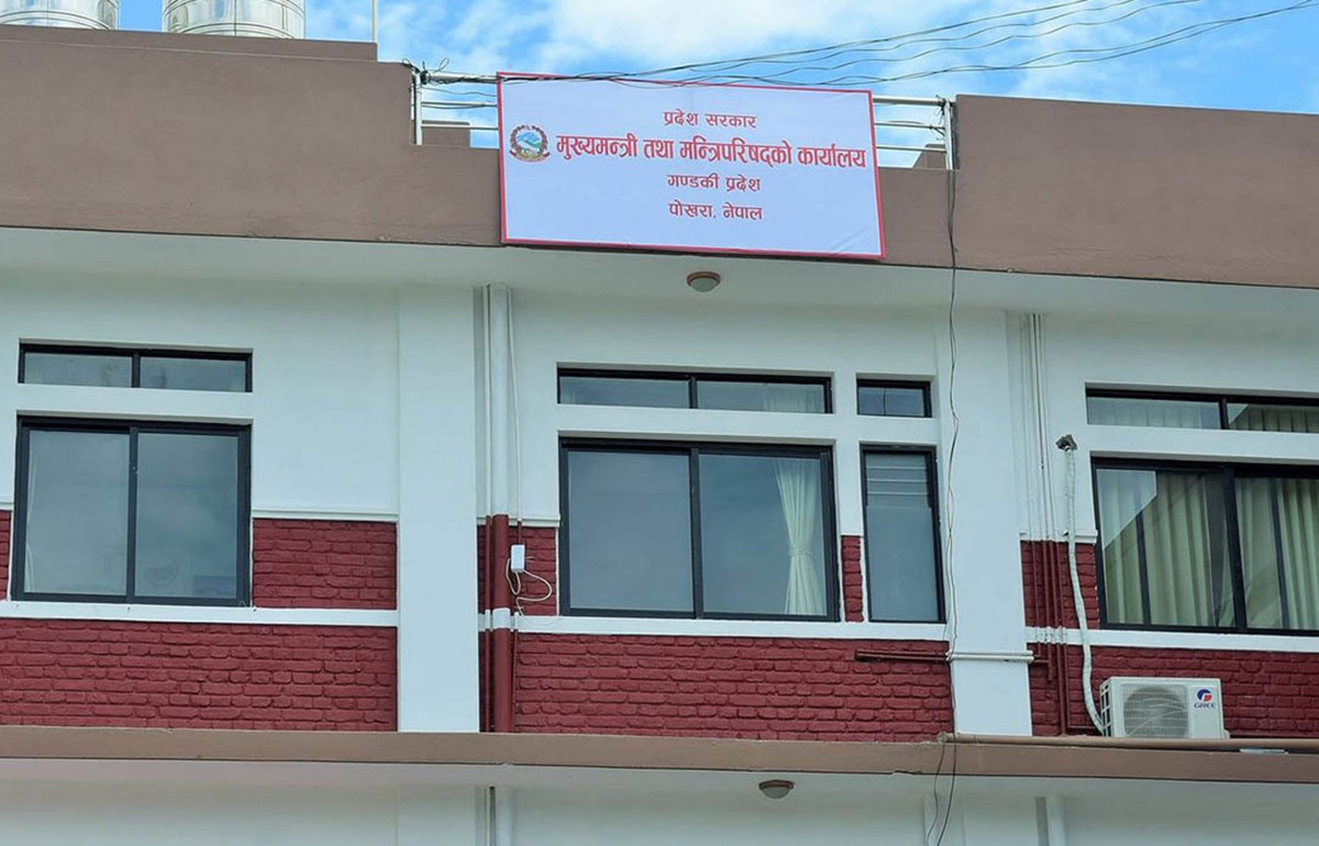 सकियो कांग्रेस र माओवादीको बैठक, अविश्वास प्रस्तावको लागि हस्ताक्षर संकलन गर्दै 