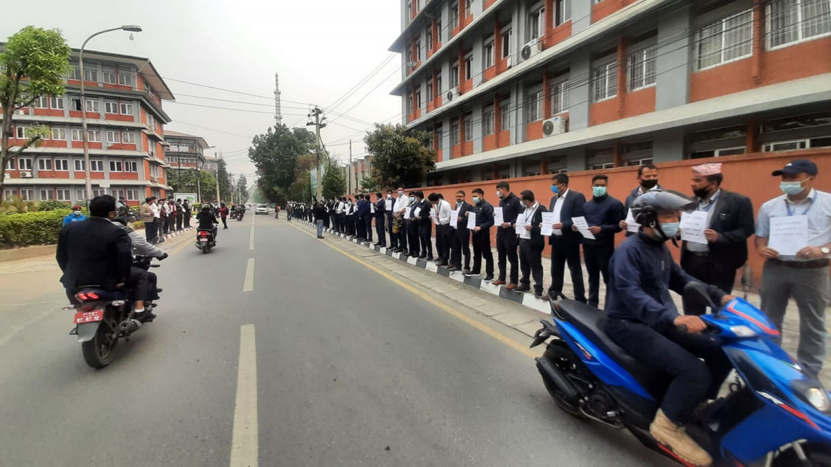 सिंहदरबारभित्रै गनगन गर्ने कर्मचारीलाई प्रहरीले समात्यो