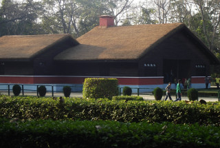 टीकापुरमा हात्तीले घर भत्कायो : पार्कमा पर्यटकको घुइँचो