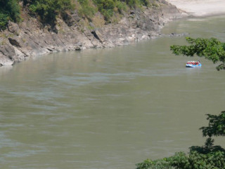 त्रिशूलीमा खसेर पुल बनाउँदै गरेका एक मजदुरको मृत्यु, दुई बेपत्ता