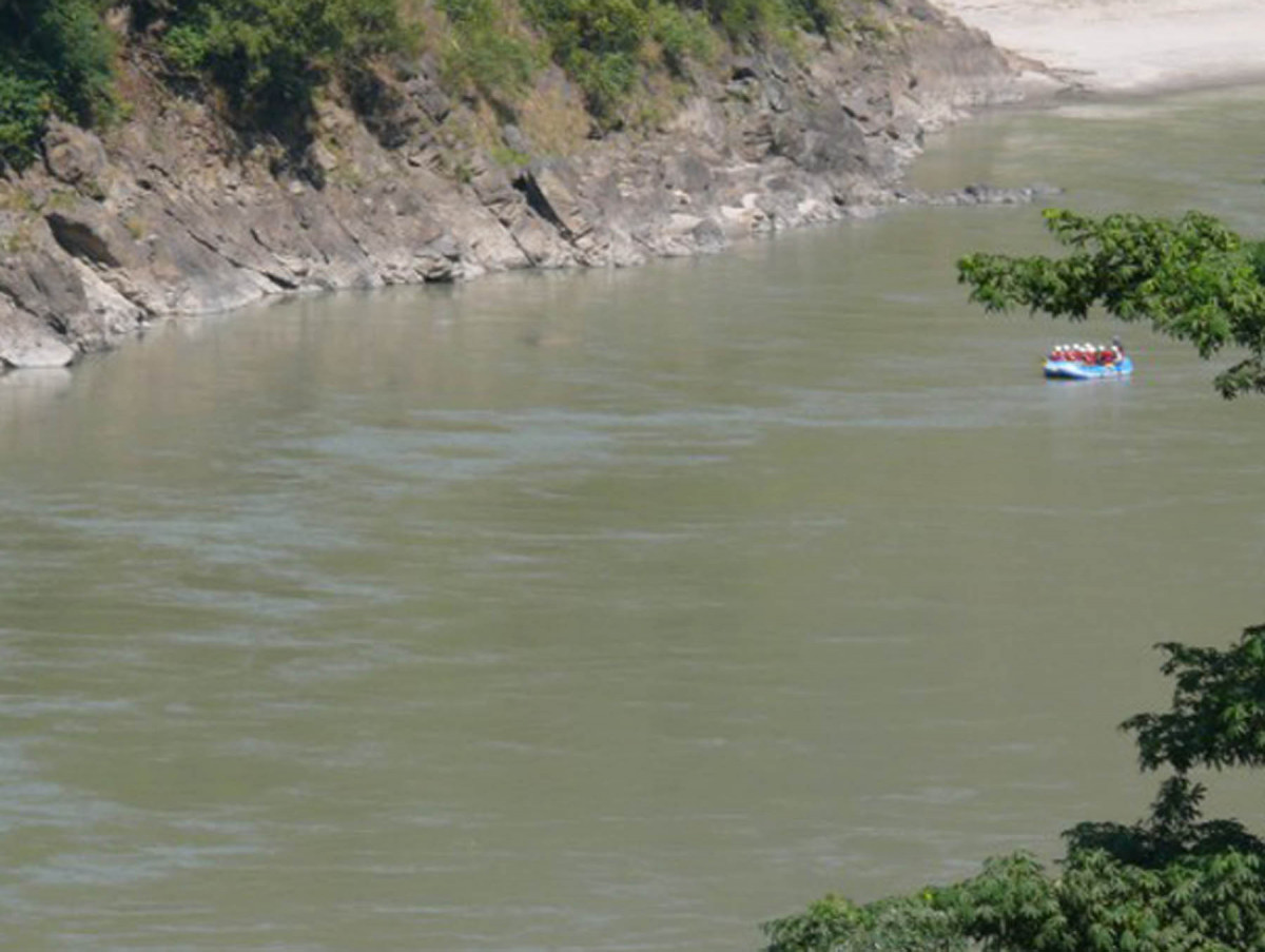 त्रिशूलीमा खसेर पुल बनाउँदै गरेका एक मजदुरको मृत्यु, दुई बेपत्ता