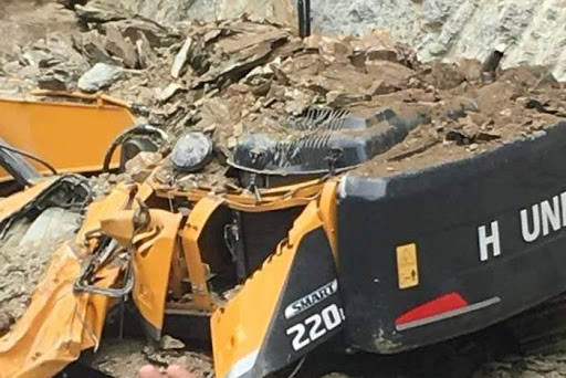 सडक खन्ने क्रममा पहिरोले स्काभेटर पुरिँदा अपरेटरको मृत्यु