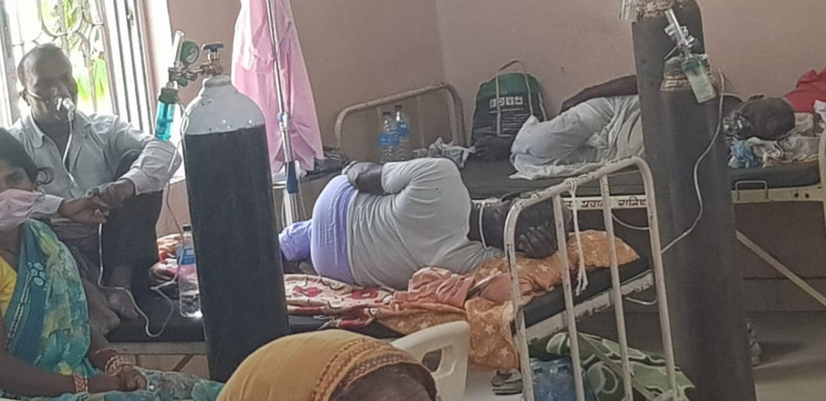 दिल्लीजस्तै दृश्य वीरगञ्जमा : एउटै बेडमा तीन जना संक्रमितकाे उपचार