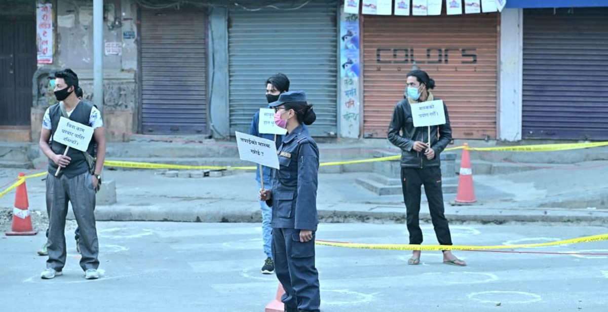 मास्क नलगाई हिँड्नेहरुलाई प्रहरीले राख्यो होल्डिङ जोनमा, सचेतना प्लेकार्डसमेत बोक्नुपर्ने