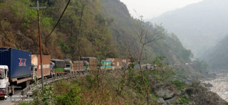 निषेधाज्ञाको दोस्रोदिन पनि पृथ्वीराजमार्गमा कतै यतिधेरै जाम, कतै सुनसान (१२ फोटोहरु)