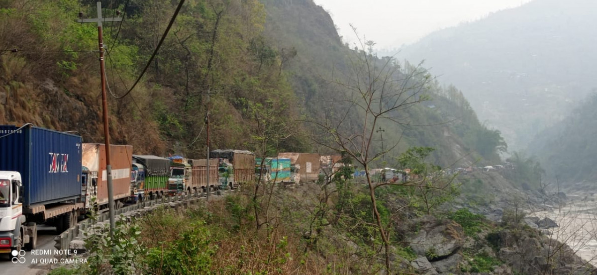 निषेधाज्ञाको दोस्रोदिन पनि पृथ्वीराजमार्गमा कतै यतिधेरै जाम, कतै सुनसान (१२ फोटोहरु)