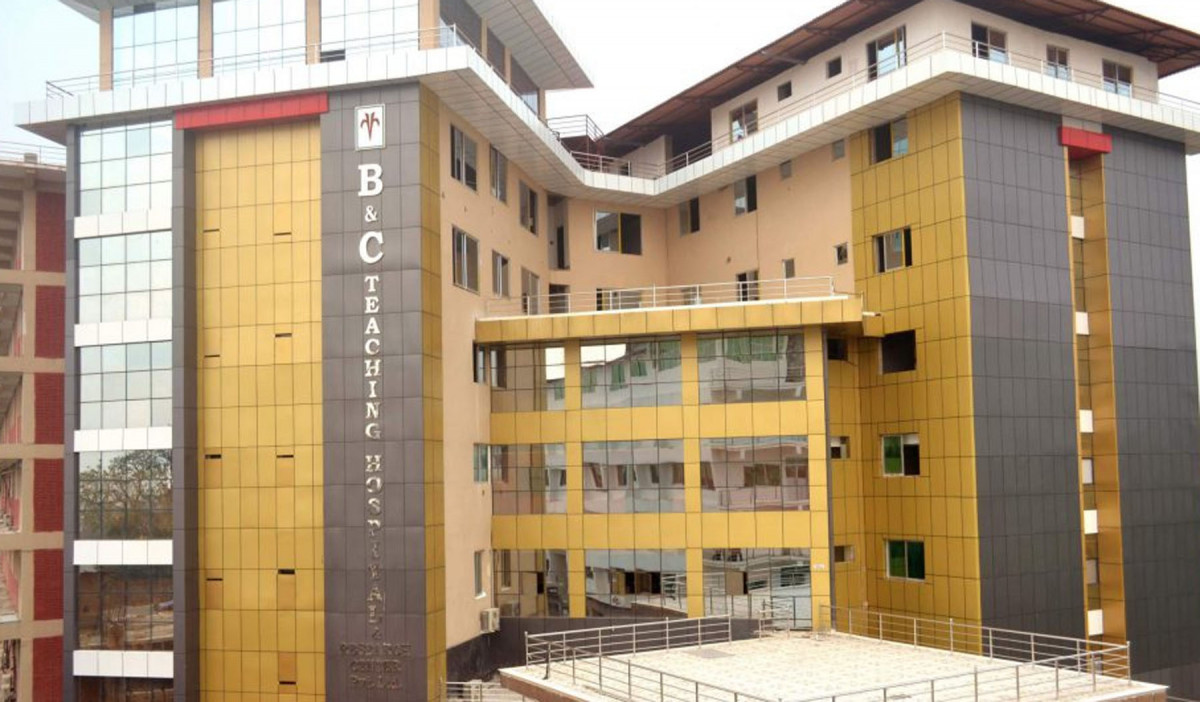 काठमाडौंबाट कोरोना संक्रमितलाई उपचारका लागि  विर्तामोडको बिएण्डसी अस्पताल लगियो