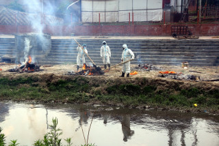 संक्रमितको मृत्यु संख्या बढ्दै गएपछि शव व्यवस्थापनमा समस्या