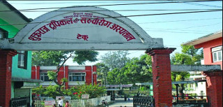 कोरोना संक्रमितको चाप बढेपछि अस्पतालमा स्वास्थ्यकर्मीको अभाव, टेकु अस्पतालले करारमा माग्यो ३३ कर्मचारी