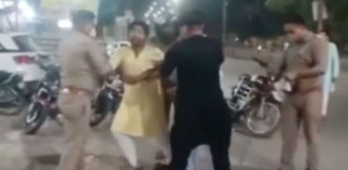 भारतको मुरादाबादमा मास्क नलगाई घरबाहिर निस्कनेलाई प्रहरीले बर्सायो लट्ठी