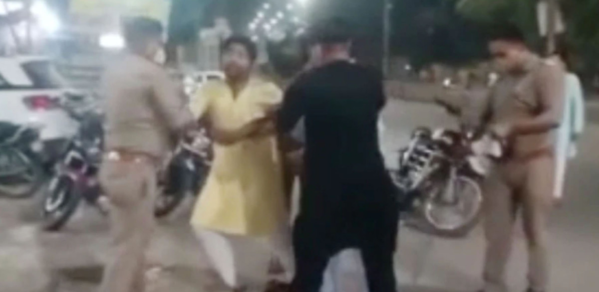 भारतको मुरादाबादमा मास्क नलगाई घरबाहिर निस्कनेलाई प्रहरीले बर्सायो लट्ठी