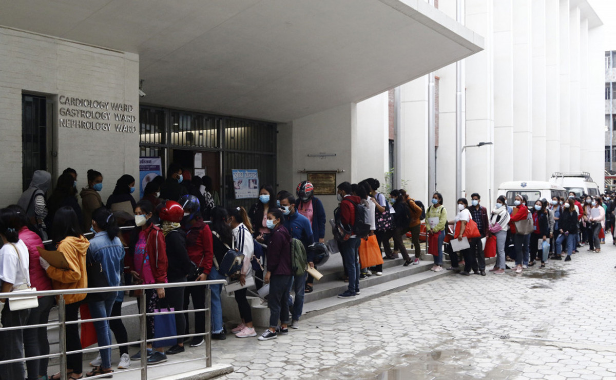 वीर अस्पतालले करारमा कर्मचारी मागेपछि आवेदन दिनेहरुको भीड