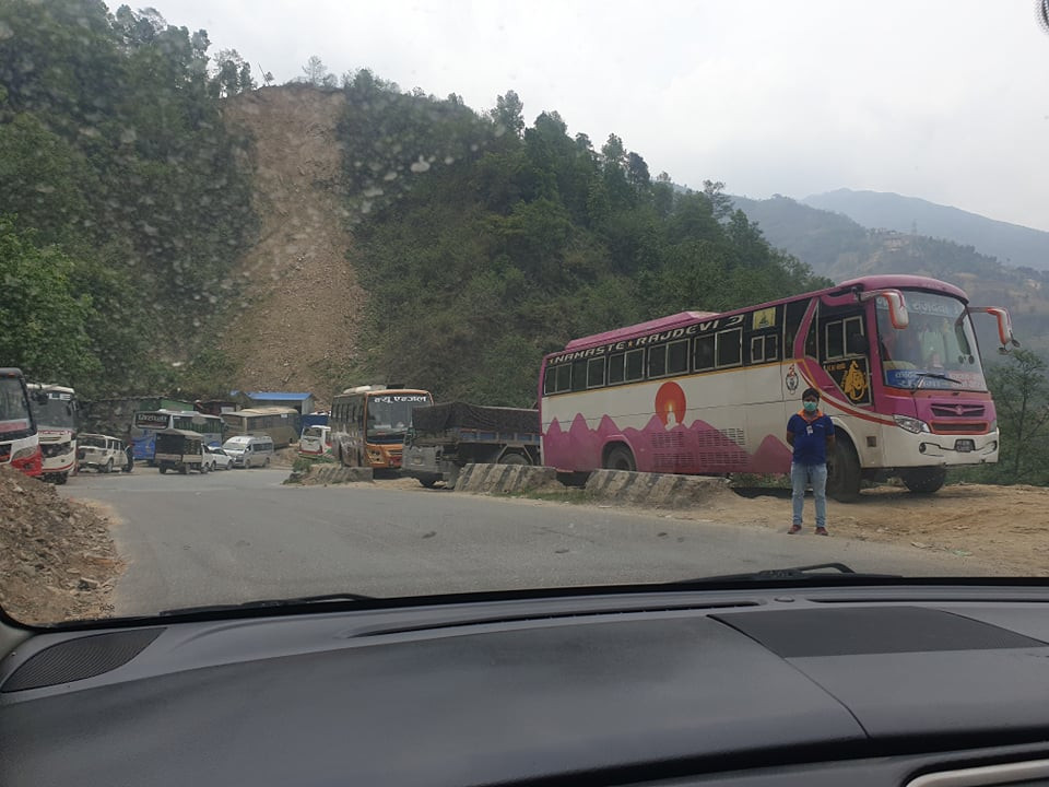 झ्याप्ले खोला नागढुङ्गामा कडा चेकिङ्