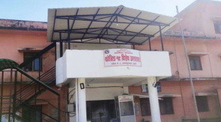 कोरोना संक्रमितको मृत्यु भएपछि अस्पतालमा तोडफोड,  दुई जना पक्राउ
