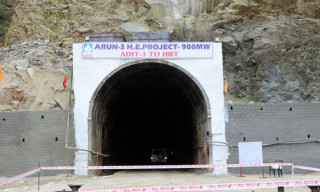 अरुण तेस्रोको सुरूङभित्र ढुङगा खस्दा कामदारको मृत्यु, एक घाइते