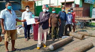 लुम्बिनीका मन्त्री अक्सिजन सिलिन्डर खोज्दै  पुगे कबाडी गोदाम