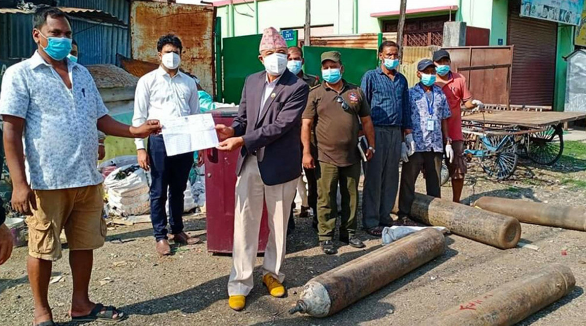 लुम्बिनीका मन्त्री अक्सिजन सिलिन्डर खोज्दै  पुगे कबाडी गोदाम