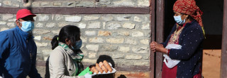 औषधि र पौष्टिक आहार लिएर संक्रमितको घरघर पुग्दै मेयर