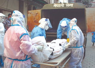 कोरोना संक्रमितको शव व्यवस्थापनमा खटिए महिला सैनिक