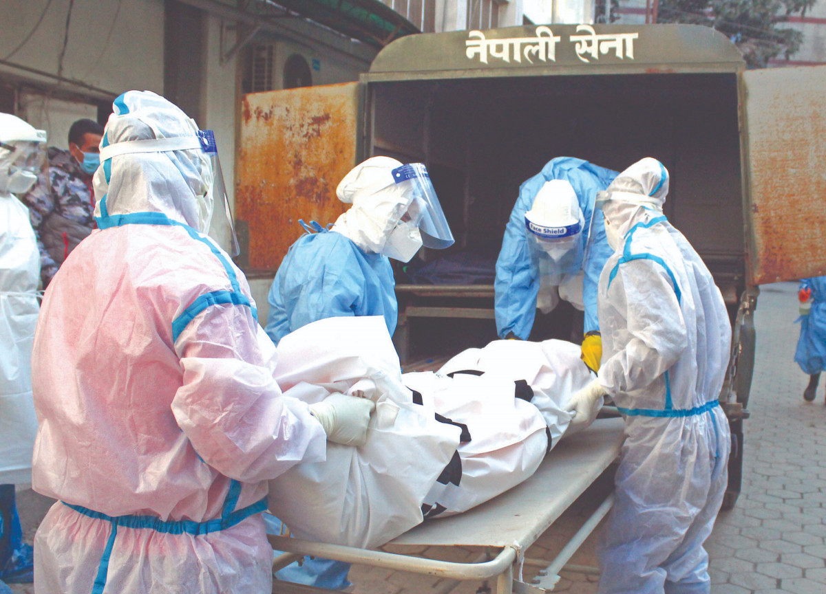 कोरोना संक्रमितको शव व्यवस्थापनमा खटिए महिला सैनिक