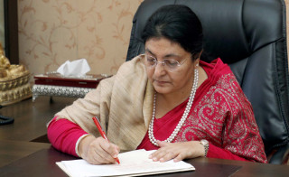 प्रधानमन्त्री बन्न दुवैको दाबी पुगेन भन्दै राष्ट्रपतिद्वारा मध्यरातमा प्रतिनिधिसभा भंग, कार्तिक २६ र मंसिर ३ गते चुनाव घोषणा