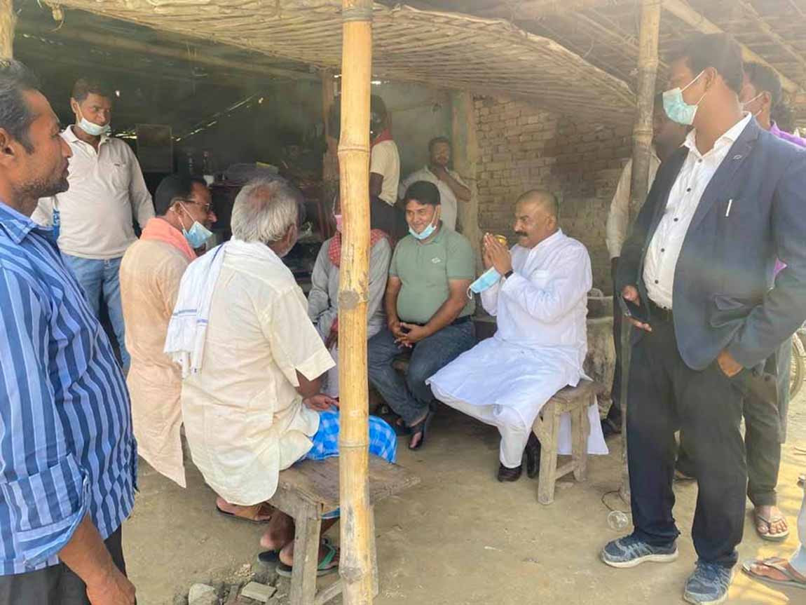 निषेधाज्ञामा एमाले नेताले चुनावी कार्यक्रम सुरु गर्दा प्रहरी  रमिते