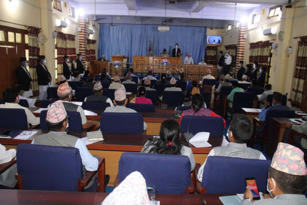 माओवादीका मुख्यमन्त्री त्रिलोचन भट्टलाई विश्वासको मत दिने नेपाल पक्षका सांसदलाई बर्खास्त गर्ने एमालेको तयारी