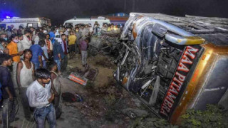 भारतमा बस र भ्यान ठोक्किदा १७ जनाको मृत्यु