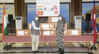भारतीय सेनाद्वारा नेपाली सेनालाई स्वास्थ्य सामाग्री सहयोग