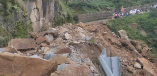 पहिरोका कारण भीमदत्त राजमार्ग अवरुद्ध