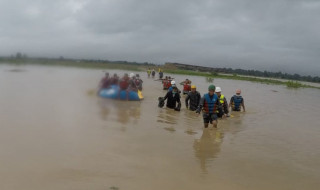 राप्ती नदिको टापुमा फसेका चार जनाको १९ घण्टापछि सशस्त्र प्रहरीले गर्‍यो उद्धार
