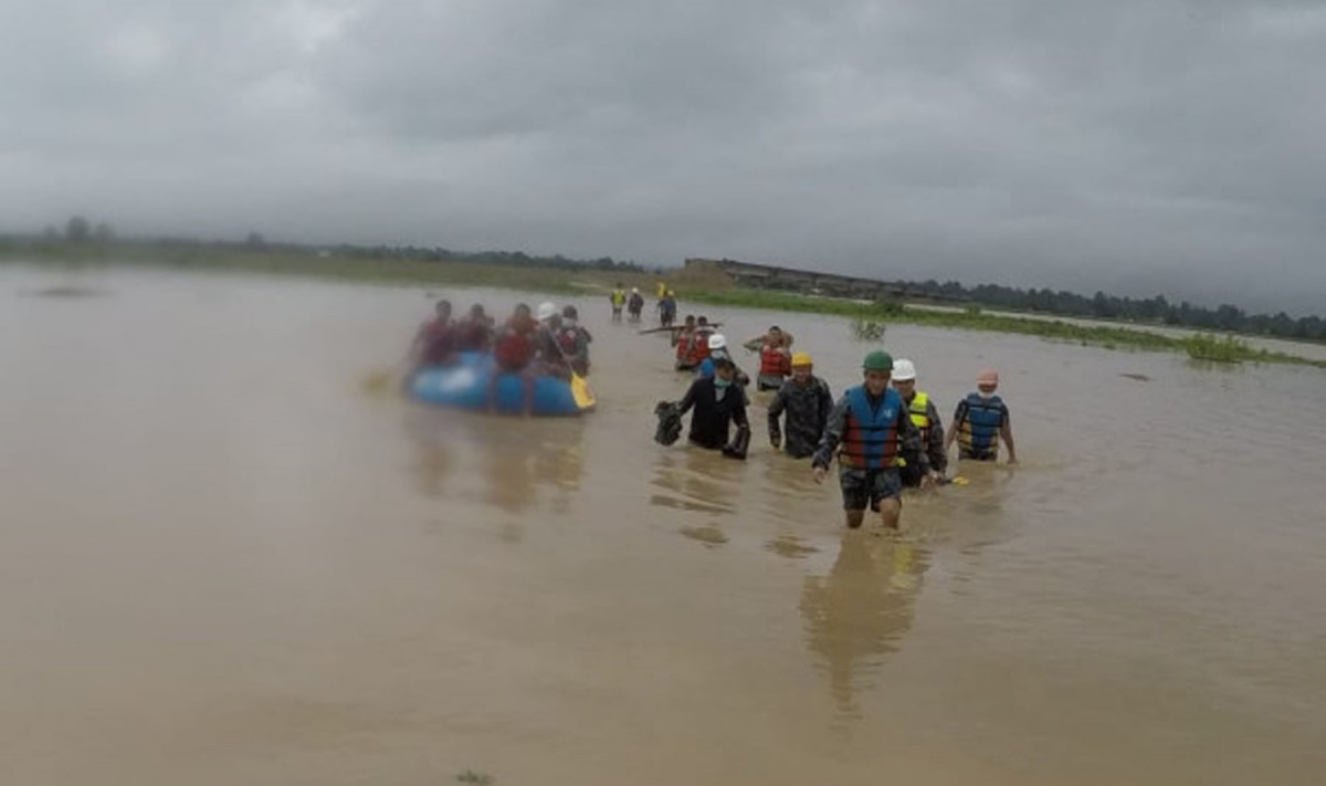 राप्ती नदिको टापुमा फसेका चार जनाको १९ घण्टापछि सशस्त्र प्रहरीले गर्‍यो उद्धार