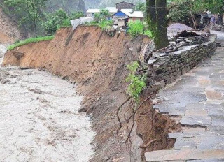 गोरखामा बाढीपहिरो : एकको मृत्यु,  १७ घर विस्थापित