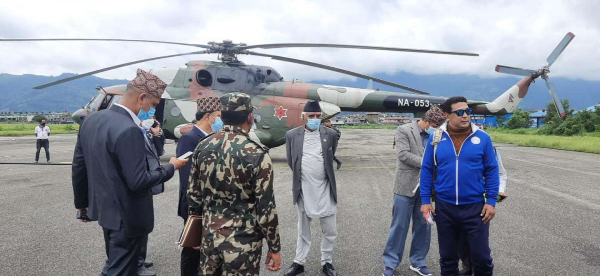 खाद्यान्‍न सामग्री लिएर मुख्यमन्त्री पोखरेल मनाङमा, साथमा मनाङे पनि