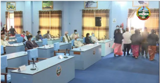 लुम्बिनी प्रदेशसभाको बैठक अवरुद्ध, कार्यकर्ता पोस्ने बजेट ल्याएको भन्दै विपक्षी गठबन्धनद्वारा बैठक बहिस्कार