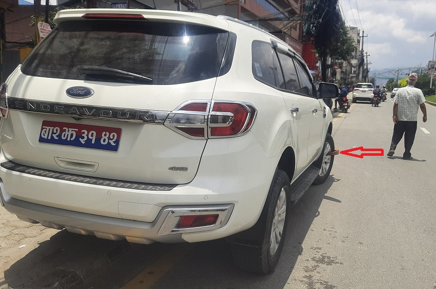 नो पार्किङमा मन्त्रीको गाडी पार्किङ गरेपछि ट्राफिक प्रहरीले लगाईदियो ‘ह्विल लक’