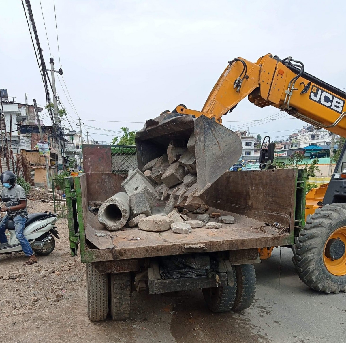 कुचोले बढार्न नसक्ने सबै फोहोर उठाउँदै नगर प्रहरी ः आज धोवीखोला करिडोरका निर्माण सामाग्री उठाइयो