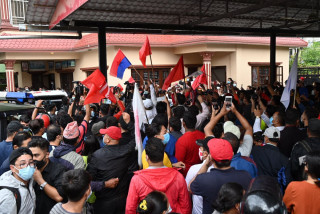 युवा संघले  कोटेश्वरमा जलाए माधव नेपालको पुत्ला