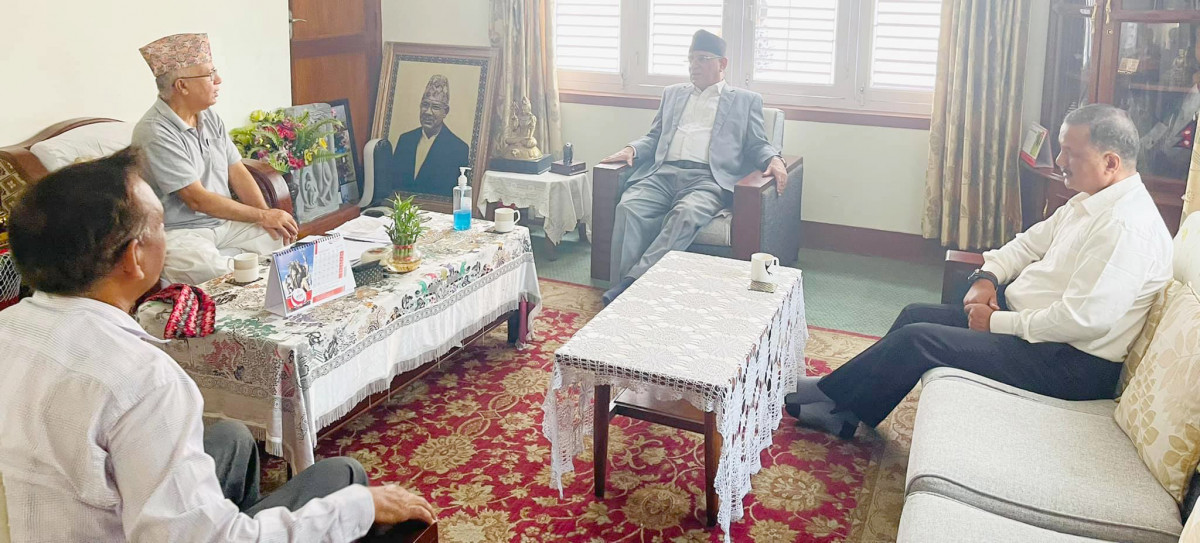 ओलीलाई घेर्न भएभरका कम्युनिष्ट पार्टी एक हुँदै, ओलीलाई पछार्न यसरी कसिँदैछ चार सुर