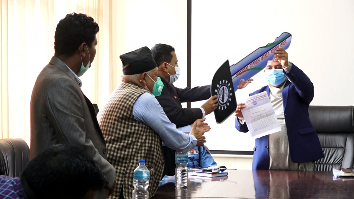 माग पूरा गर्न दबाब दिँदै यातायात व्यवसायीले सरकारलाई बुझाए सवारी साधनको साँचो (पत्रसहित)