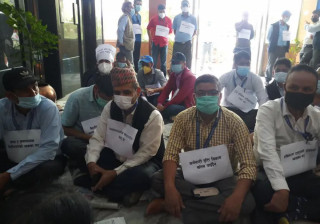 नेपाल टेलिकममा धर्ना, कार्यालय भित्रबाट शुरु भएको आन्दोलन अहिले ढोकामा