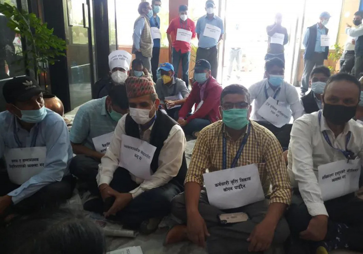 नेपाल टेलिकममा धर्ना, कार्यालय भित्रबाट शुरु भएको आन्दोलन अहिले ढोकामा