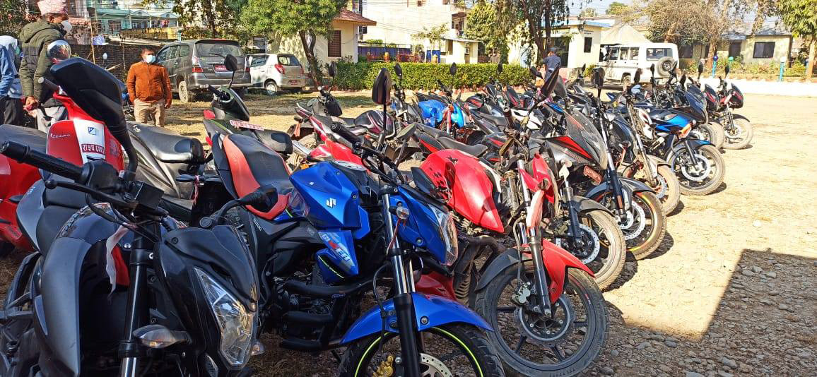 लाइसेन्स बिनै सवारी चलाउने ३१९ चालक कारबाहीमा