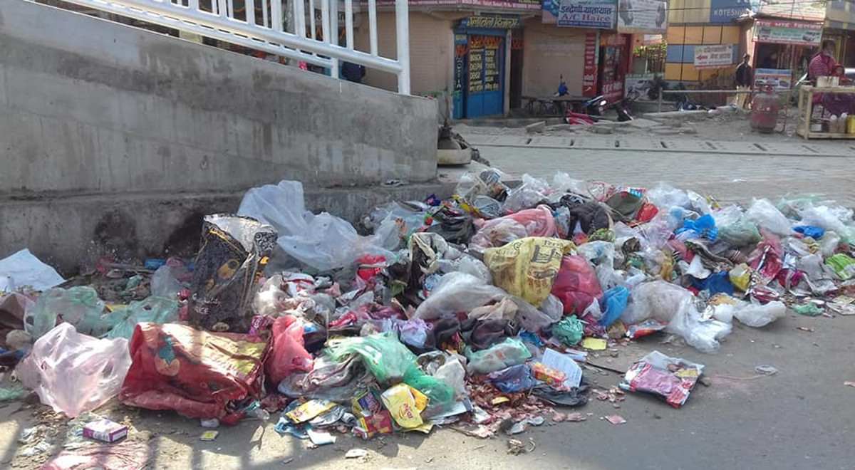 फोहरका कारण मुख्य प्रवेशद्वार नै बन्द