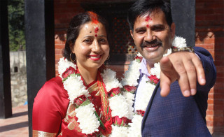 हाँस्यकलाकार  मनोज गजुरेलले कसे लगनगाँठो