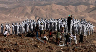 किन खिचाए दुई सय मोडलले सामुहिक नग्‍न तस्बिर ?