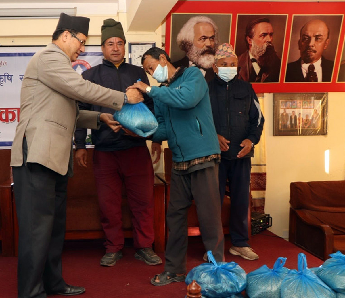किसानलाई गहुँ र आलुको बीउ वितरण गर्दै नगरप्रमुख प्रजापति